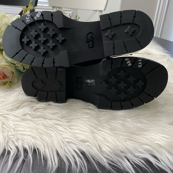 NWT COACH
Lyden Leather Chelsea Booties - Picture 11 of 12